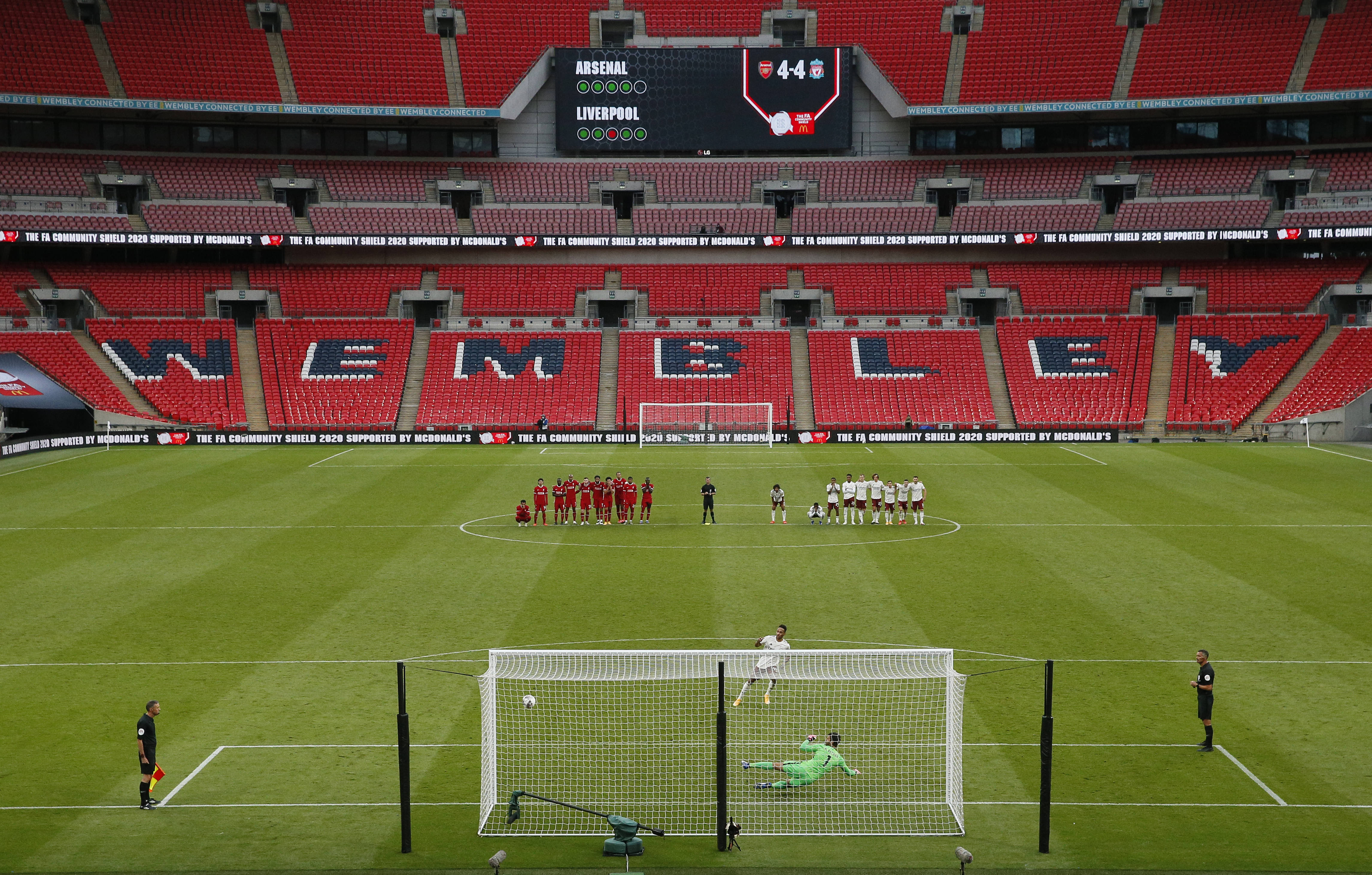 乔治娜分享晚宴照片：C罗与苹果公司CEO库克合影